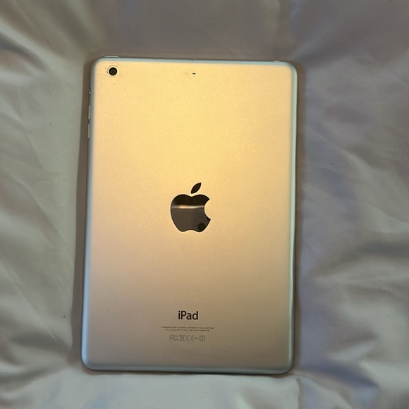 Apple iPad mini 2 with purple case and charging cable - Picture 2 of 7